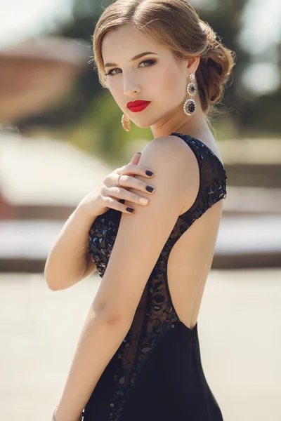 Retrato de la joven hermosa mujer sonriente al aire libre — Foto de Stock