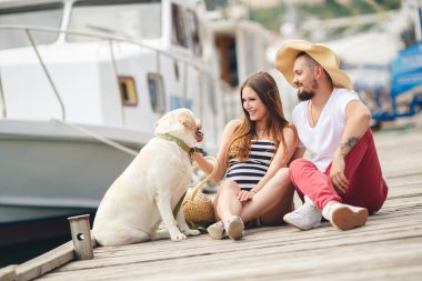 Beyaz Labrador ile limanda bir yolda genç Çift
