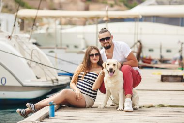 Beyaz Labrador ile limanda bir yolda genç Çift