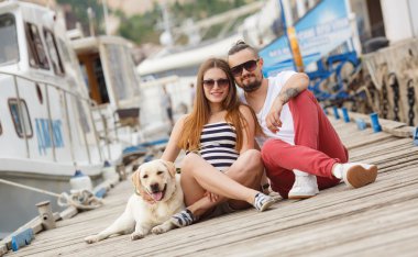 Beyaz Labrador ile limanda bir yolda genç Çift