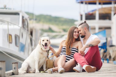 Beyaz Labrador ile limanda bir yolda genç Çift