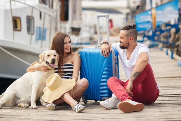 Verliebtes Paar auf der Seebrücke vor der Reise — Stockfoto