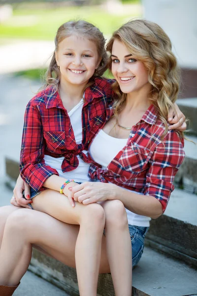 Portrait of a beautiful mother and daughter in the summer park — Stock Photo, Image