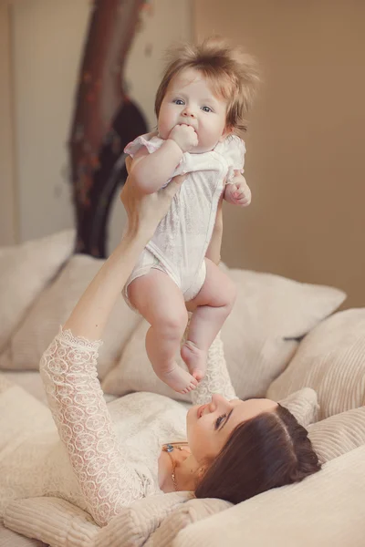 Mamma felice che gioca con il bambino a casa — Foto Stock