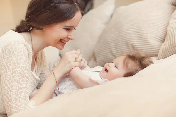 Mère heureuse jouant avec l'enfant à la maison — Photo