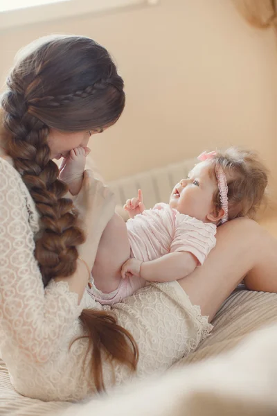 Glückliche Mutter spielt mit Kind zu Hause — Stockfoto