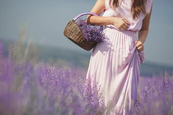 A jovem mulher no campo da lavanda florescente — Fotografia de Stock