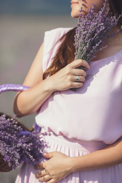 A jovem mulher no campo da lavanda florescente — Fotografia de Stock