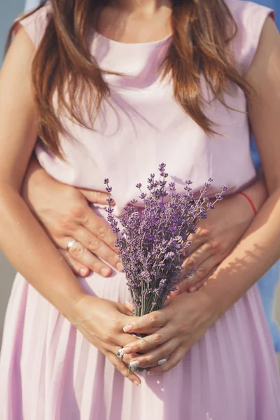 Pareja joven en los campos de lavanda — Foto de Stock