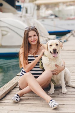 Bir köpeğin üstüne bir bağlama ile hamile bir kadın portresi.