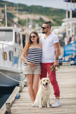 Beyaz Labrador ile limanda bir yolda genç Çift