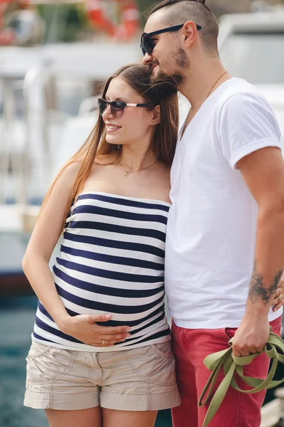 Una familia joven, un paseo cerca del mar — Foto de Stock