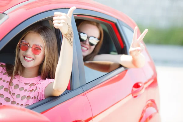 Dos jóvenes novias felices viajando en el coche . —  Fotos de Stock