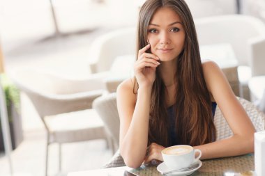 Sabah kafede kahve yaz için güzel kadın