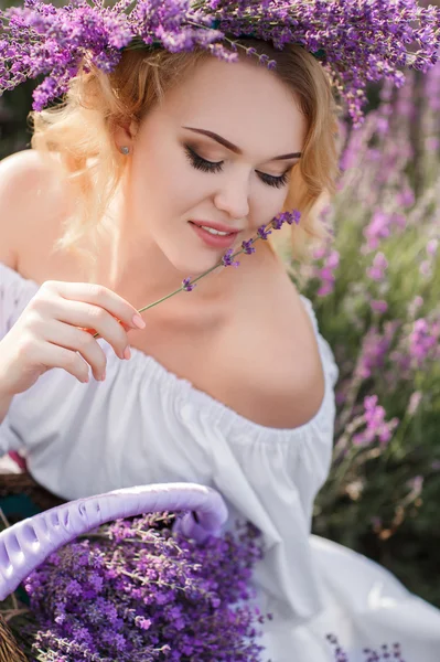 Beautiful woman in a field of blossoming lavender — Stock fotografie