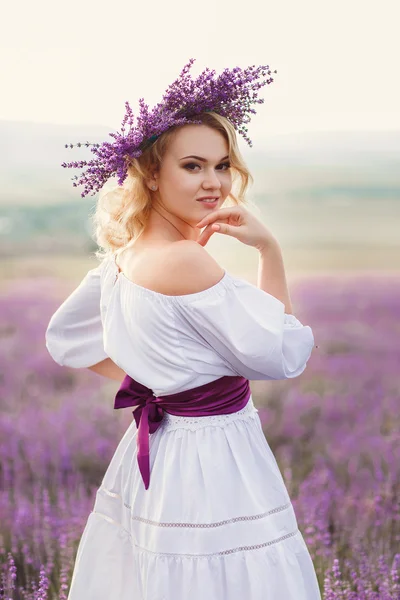 Beautiful woman in a field of blossoming lavender — Stok fotoğraf