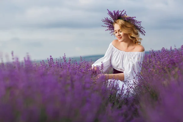 Hermosa mujer en un campo de florecimiento de lavanda —  Fotos de Stock