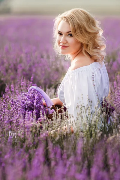 Hermosa mujer en un campo de florecimiento de lavanda — Foto de Stock