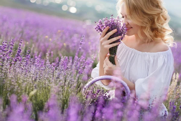 Beautiful woman in a field of blossoming lavender — Zdjęcie stockowe