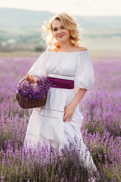 Beautiful woman in a field of blossoming lavender — 图库照片