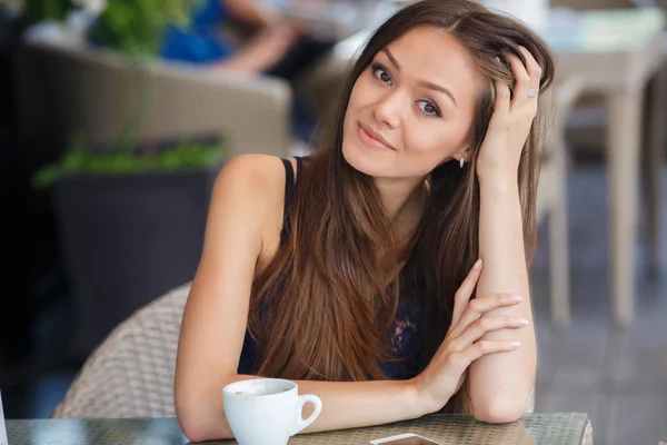 Caffè del mattino in un caffè per una bella donna — Foto Stock