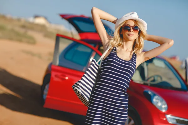 Güzel sarışın ve kırmızı küçük araba.