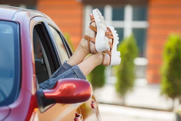 Meninas - viajantes relaxando no carro — Fotografia de Stock