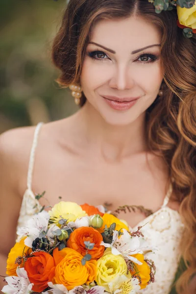 Jovem bela mulher morena no jardim florido — Fotografia de Stock