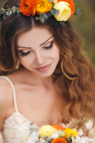 Ung vacker brunett kvinna i blommande trädgård — Stockfoto