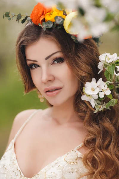 Jovem bela mulher morena no jardim florido — Fotografia de Stock