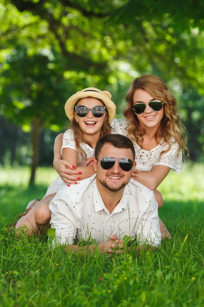 Feliz familia joven pasar tiempo juntos fuera en la naturaleza verde —  Fotos de Stock