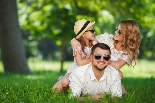 Felice giovane famiglia trascorrere del tempo insieme all'aperto nella natura verde — Foto Stock