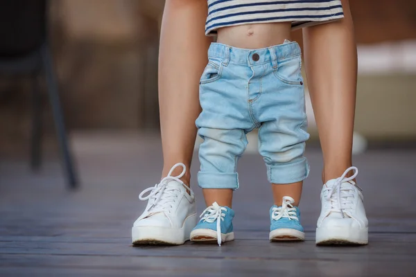 De eerste stappen van het kind — Stockfoto