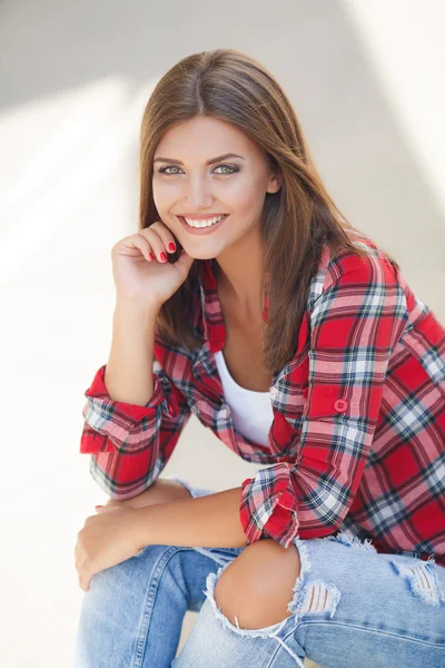 Jovem mulher sorridente ao ar livre retrato — Fotografia de Stock