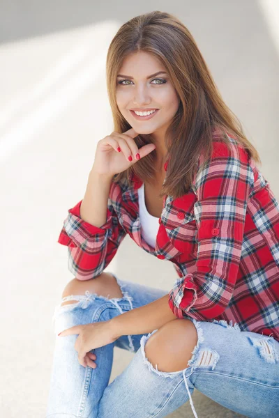 Jovem mulher sorridente ao ar livre retrato — Fotografia de Stock