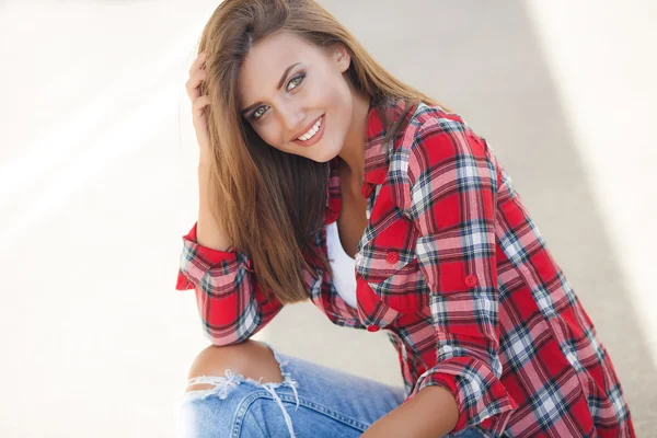 Jovem mulher sorridente ao ar livre retrato — Fotografia de Stock