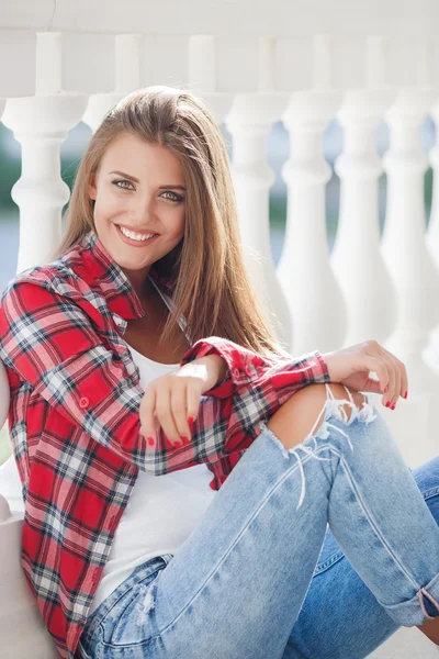 Joven mujer sonriente al aire libre retrato — Foto de Stock