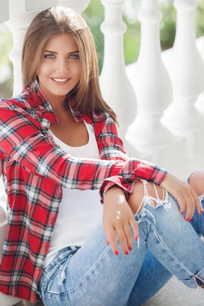 Jovem mulher sorridente ao ar livre retrato — Fotografia de Stock