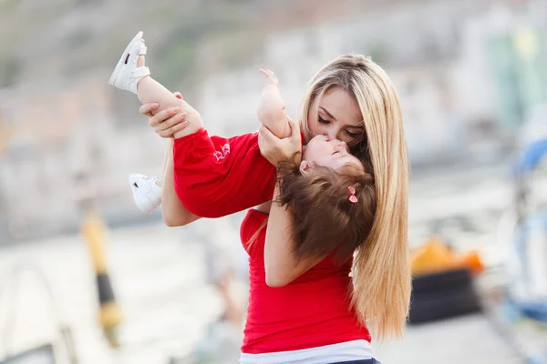 Glad ung mamma med en ung dotter nära Yacht Club — Stockfoto