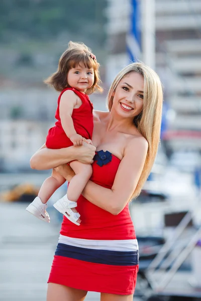 Szczęśliwa młoda matka z młodziutką córkę w pobliżu klubu jachtowego — Zdjęcie stockowe
