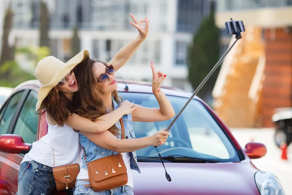 Summer selfie two beautiful girlfriends near car — Φωτογραφία Αρχείου