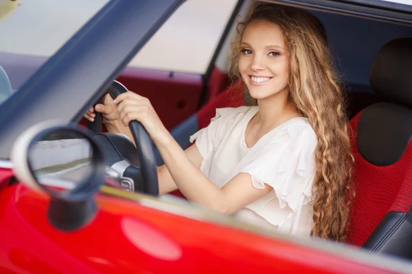 Chica morena embarazada y su coche rojo —  Fotos de Stock