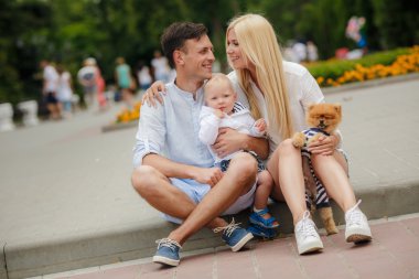 Mutlu aile, anne, baba ve oğul şehirde yürüyüş