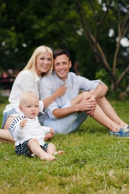 mutlu genç aile birlikte yeşil doğada vakit