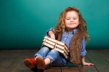 Kitaplı küçük kız..