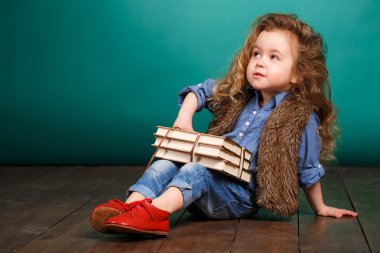 Kitaplı küçük kız..