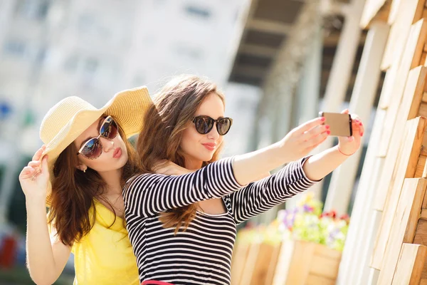 Selfie en la calle para dos mujeres hermosas . — Foto de Stock