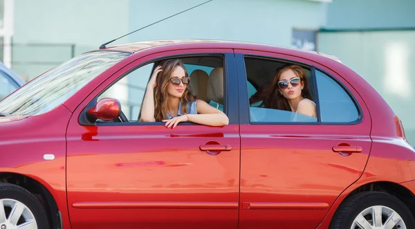 Two happy girlfriends are traveling in the car — ストック写真