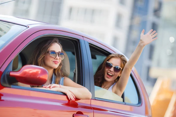 Two happy girlfriends are traveling in the car — Stock Photo, Image