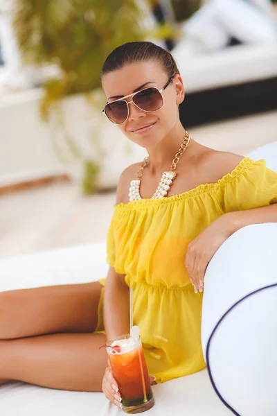 Beautiful woman on a tropical resort. — Stok fotoğraf